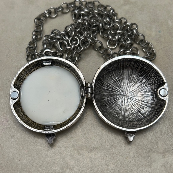 Skeleton cat locket - Picture 3 of 3